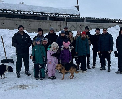 «Ударно поработали!»: активисты «ТАИФ-НК» очистили от снега приют «Хвостики»
